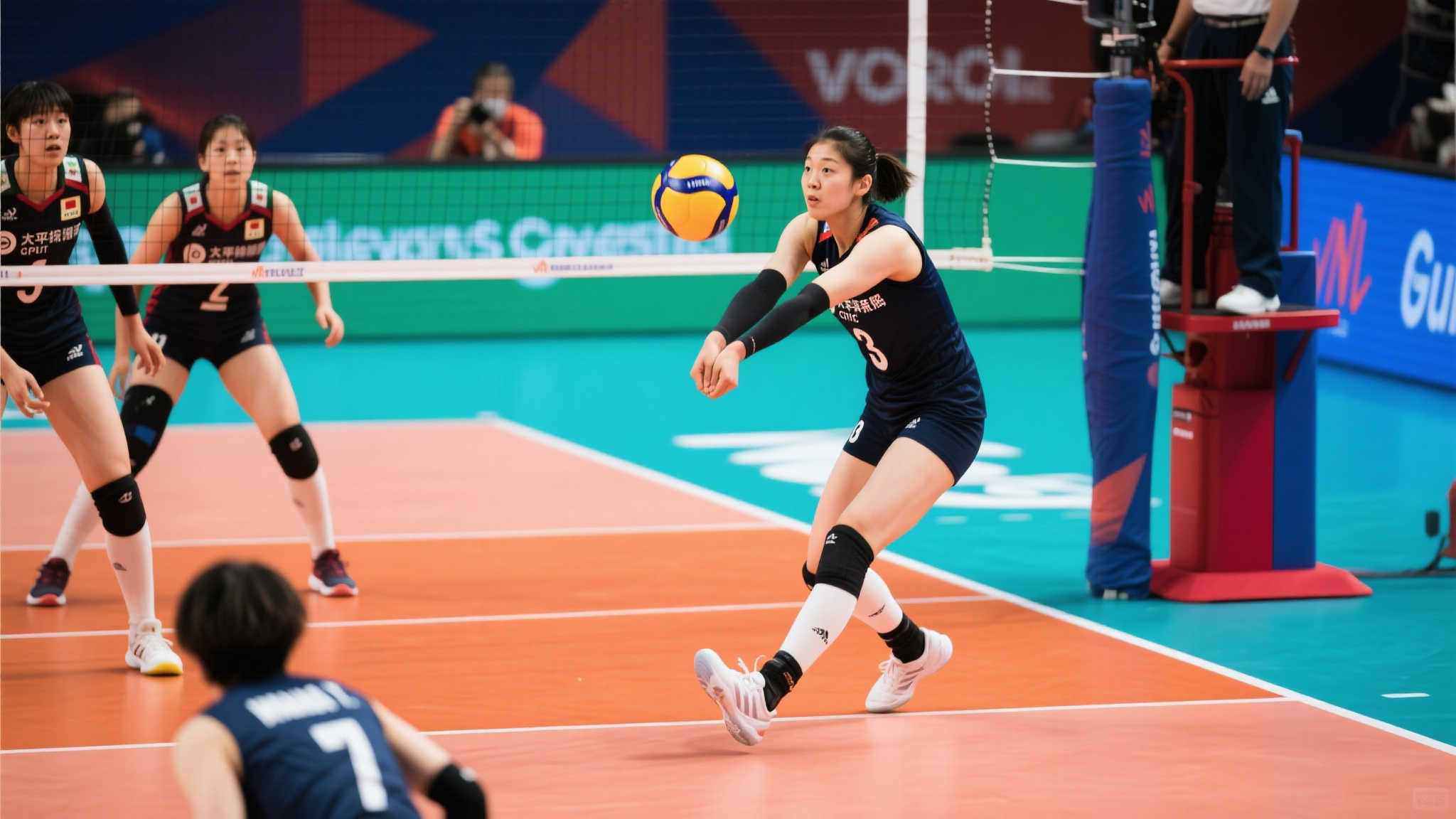 中国女排3：1力克日本，吴梦洁最后一球扣杀后意外受伤，愿平安无恙！