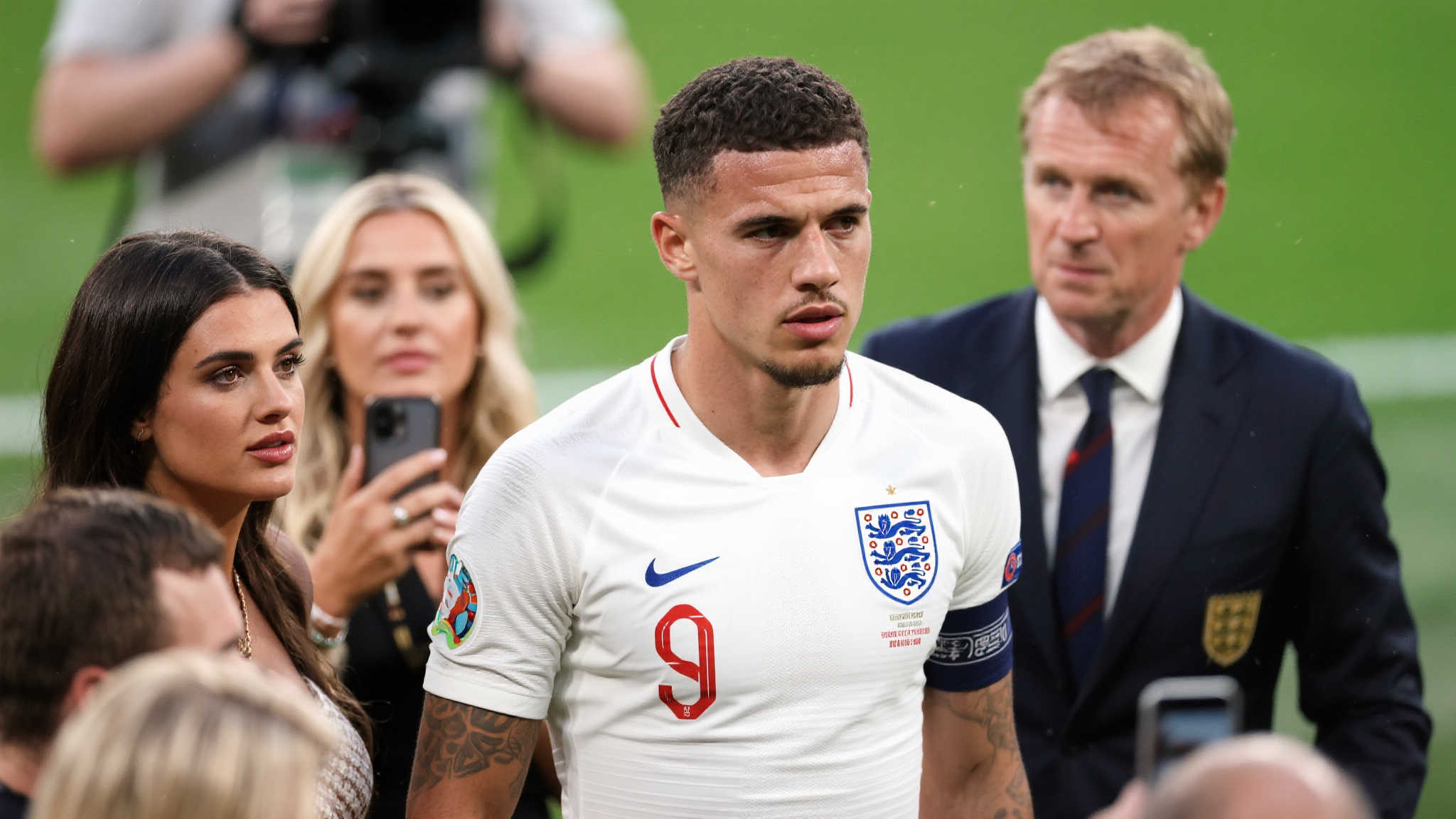 英格兰球员疑因出轨爱情岛女星,为弥补女友送豪车道歉 英格兰球员疑因出轨爱情岛女星,为弥补女友送豪车道歉